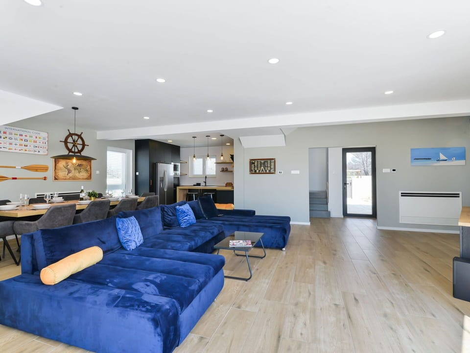 Water, Sky, Property, Blue, Swimming Pool, Azure, Building, Shade, Composite Material, Leisure