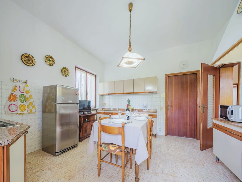Table, Cabinetry, Property, Furniture, Countertop, Drawer, Chair, Wood, Interior Design, Flooring