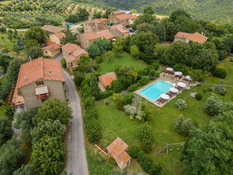 Plant, Building, Tree, Natural Landscape, Land Lot, Architecture, Urban Design, Vegetation, Residential Area, Neighbourhood
