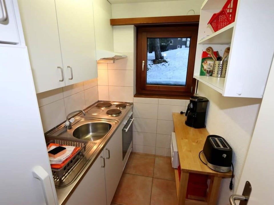 Kitchen Sink, Tap, Cabinetry, Sink, Countertop, Plumbing Fixture, Kitchen Stove, Kitchen, Kitchen Appliance, Gas Stove