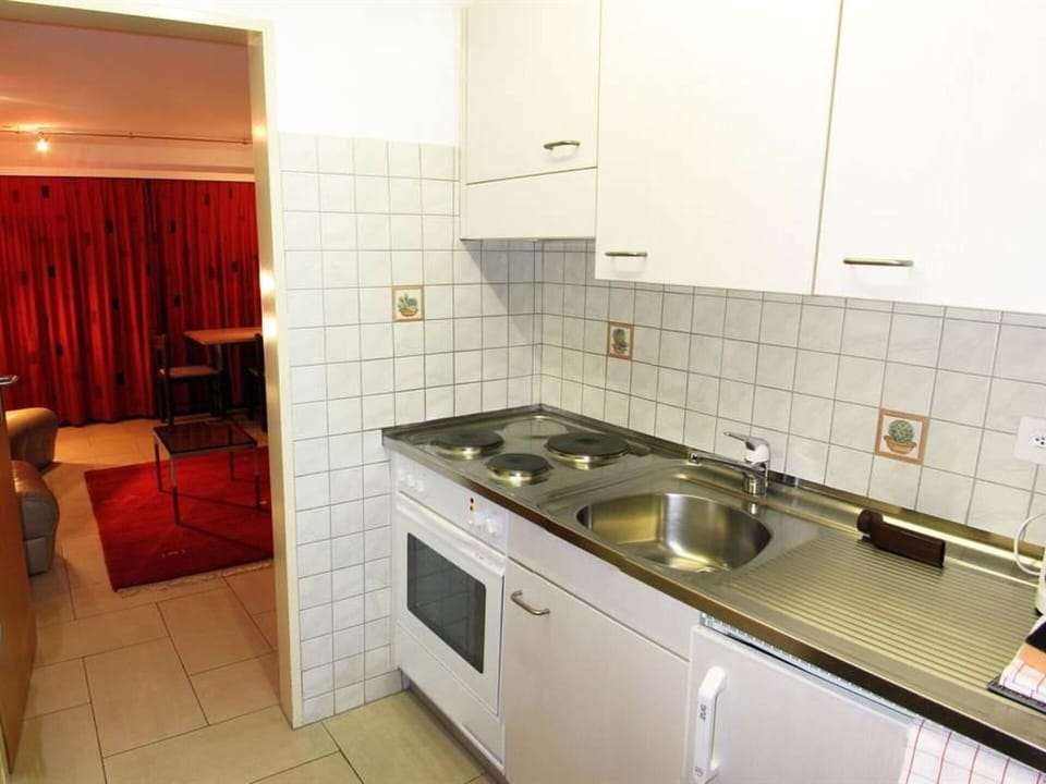 Kitchen Sink, Sink, Cabinetry, Tap, Kitchen Stove, Building, Kitchen Appliance, Kitchen, Home Appliance, Plumbing Fixture