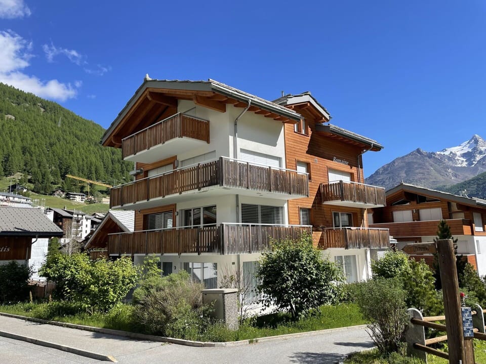 Sky, Plant, Building, Window, Mountain, House, Tree, Cloud, Residential Area, Facade