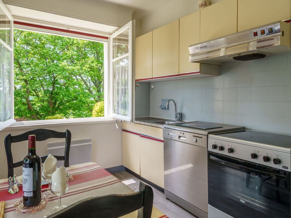 Property, Cabinetry, Kitchen Sink, Countertop, Building, Window, Tap, Sink, Kitchen, Kitchen Appliance