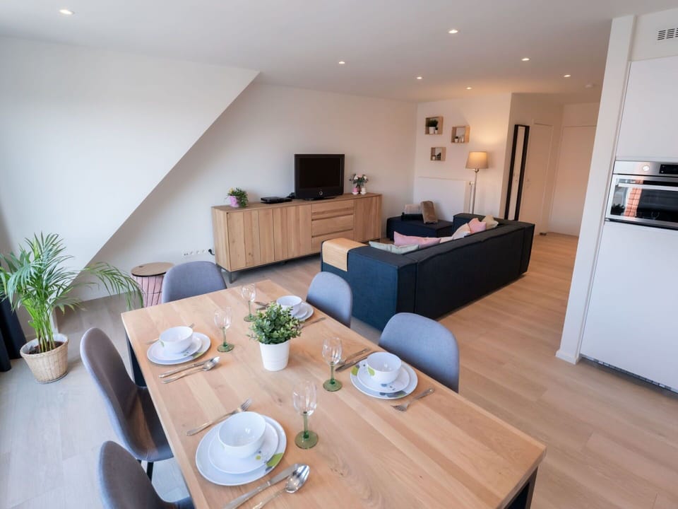 Table, Furniture, Property, Plant, Houseplant, Building, Couch, Tableware, Interior Design, Comfort