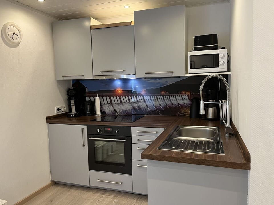 Cabinetry, Property, Countertop, Kitchen Stove, Kitchen Appliance, Cooktop, Gas Stove, Home Appliance, Kitchen, Stove