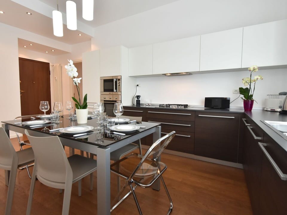 Water, Sky, Building, Plant, Property, Swimming Pool, Azure, Tree, Window, House