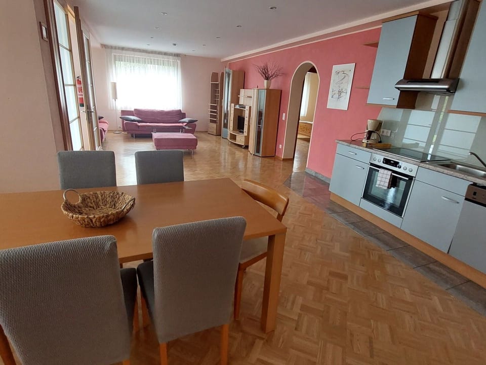 Cloud, Plant, Sky, Building, Daytime, Property, Window, Tree, House, Land Lot