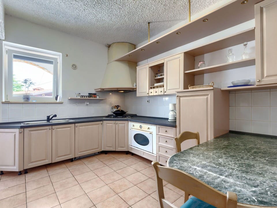 Cloud, Plant, Sky, Building, Daytime, Property, Window, Tree, House, Land Lot