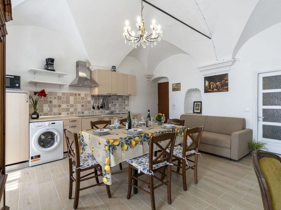 Cloud, Plant, Sky, Building, Daytime, Property, Window, Tree, House, Land Lot