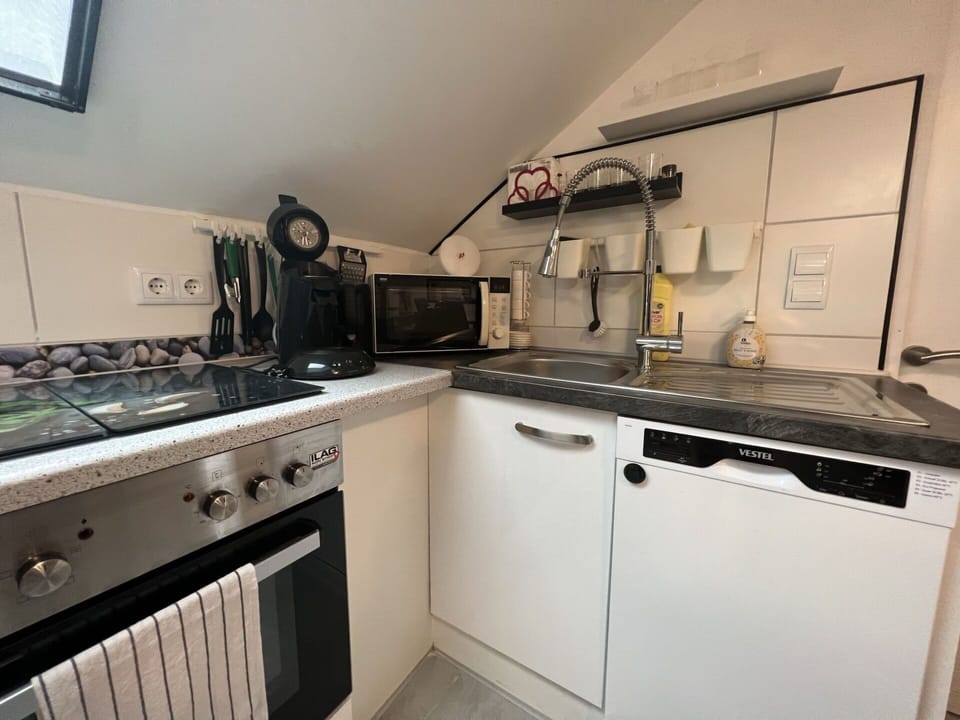 Property, Kitchen Appliance, Cooktop, Kitchen Stove, Gas Stove, Kitchen, Cabinetry, Stove, Home Appliance, Interior Design