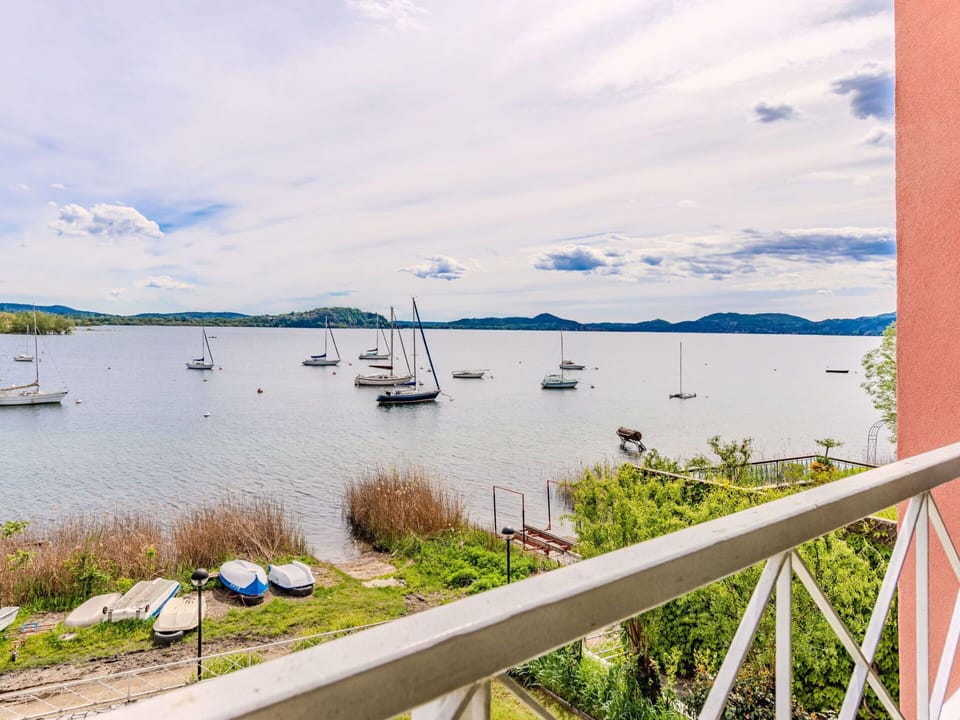 Cloud, Sky, Water, Boat, Watercraft, Plant, Coastal And Oceanic Landforms, Lake, Horizon, Landscape