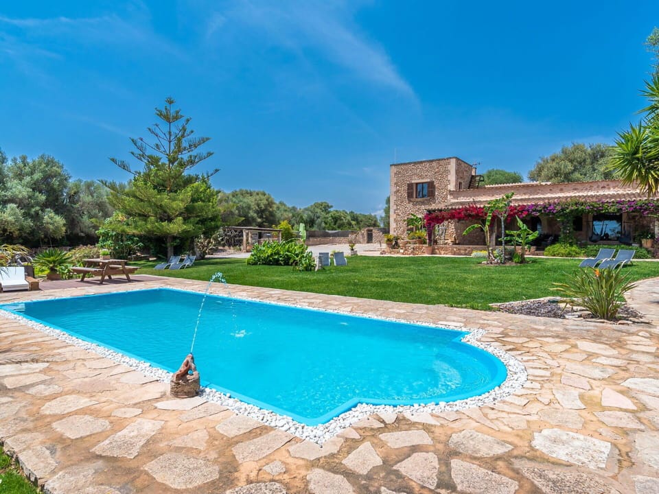 Water, Plant, Building, Daytime, Property, Swimming Pool, Window, Sky, Azure, Nature