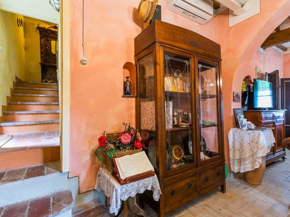 Property, Picture Frame, Wood, Building, Floor, Cabinetry, Real Estate, Flooring, Flower