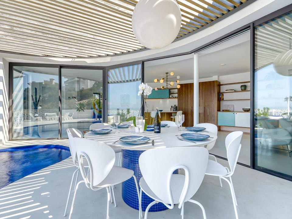 Water, Sky, Building, Property, Tableware, Window, Seaside Resort, Azure, Table, Architecture
