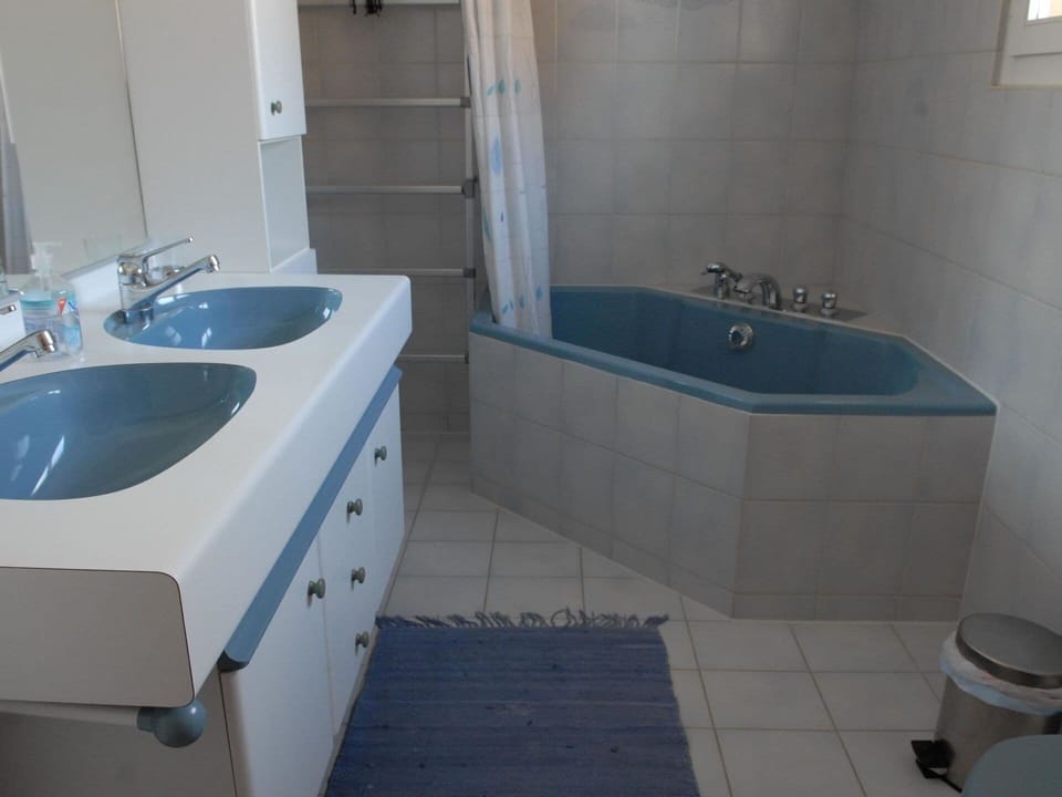 Tap, Property, Plumbing Fixture, Bathroom, Black, Bathtub, Sink, Interior Design