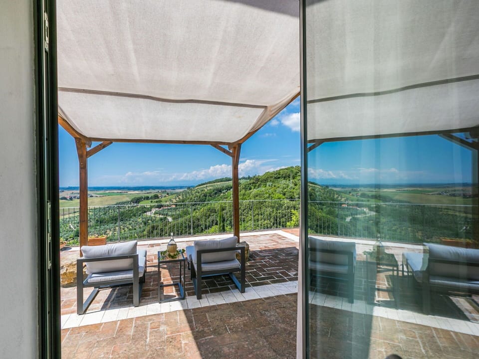 Flower, Water, Plant, Sky, Building, Swimming Pool, Tree, Body Of Water, Petal, Window