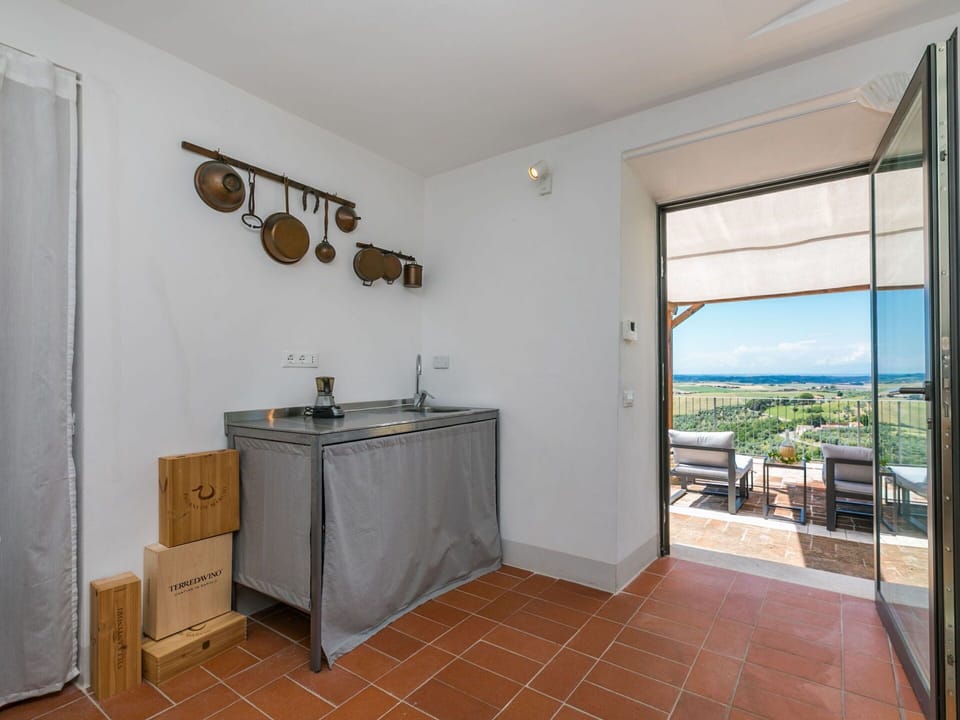 Flower, Water, Plant, Sky, Building, Swimming Pool, Tree, Body Of Water, Petal, Window