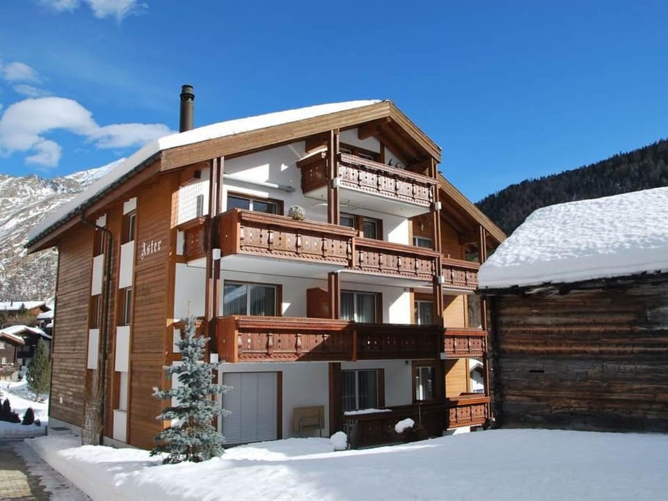 Sky, Building, Snow, Property, Window, Wood, Cloud, House, Slope, Tree