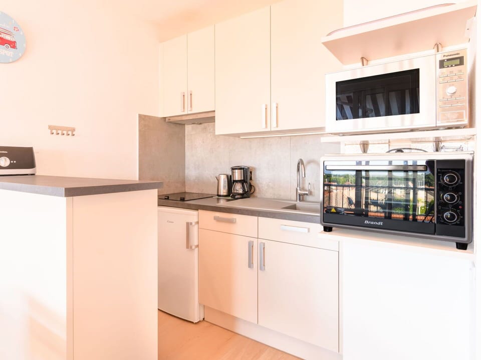 Cabinetry, Countertop, Kitchen Appliance, Home Appliance, Kitchen Stove, Kitchen, Building, Wood, Interior Design, Major Appliance