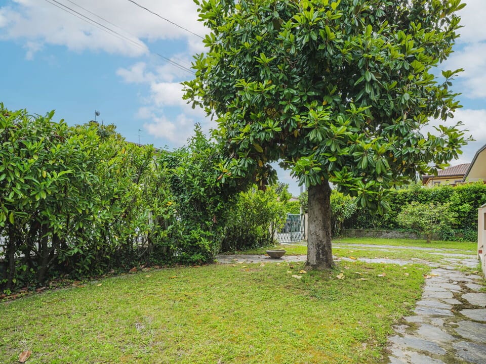 Water, Sky, Building, Window, Swimming Pool, Azure, Shade, Composite Material, Real Estate, Leisure