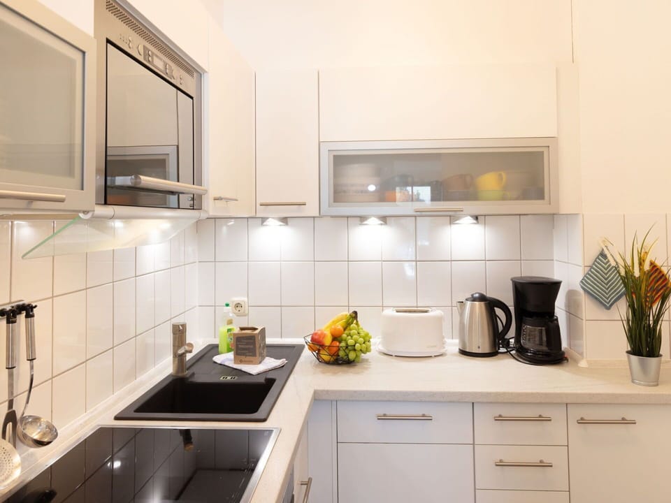 Kitchen Appliance, Kitchen, Countertop, Cabinetry, Major Appliance, Home Appliance, Interior Design, Small Appliance, Furniture, Kitchen Stove