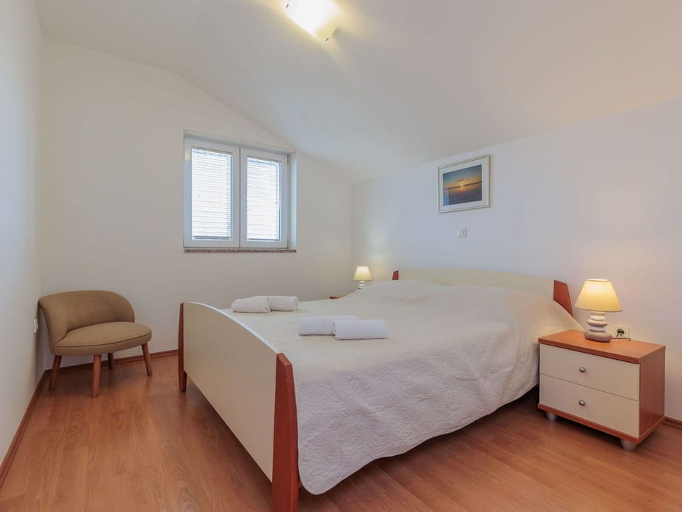 Furniture, Building, Property, Window, Comfort, Wood, Bed, Interior Design, Shade