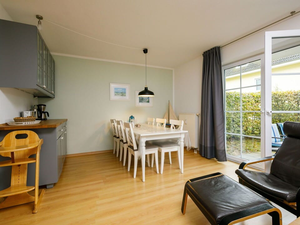 Furniture, Table, Property, Cabinetry, Building, Wood, Lighting, Flooring, Interior Design, Floor