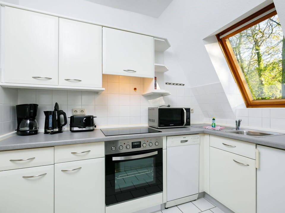 Cabinetry, Countertop, Property, Kitchen Stove, Kitchen Appliance, Kitchen, Home Appliance, Window, Interior Design, Floor