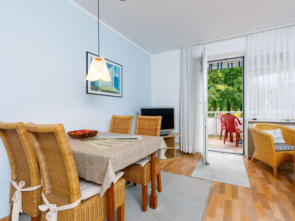 Table, Furniture, Window, Chair, Wood, Textile, Picture Frame, Plant, Interior Design, Floor