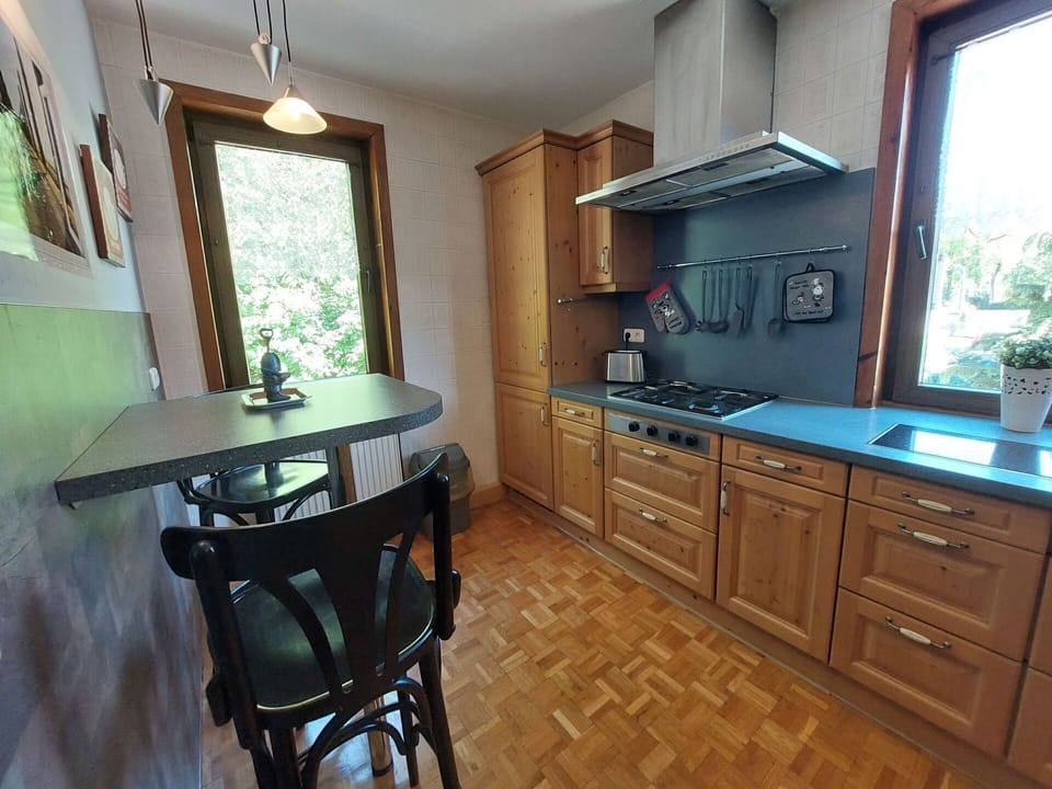 Furniture, Table, Houseplant, Plant, Building, Window, Interior Design, Living Room, Flooring, Floor