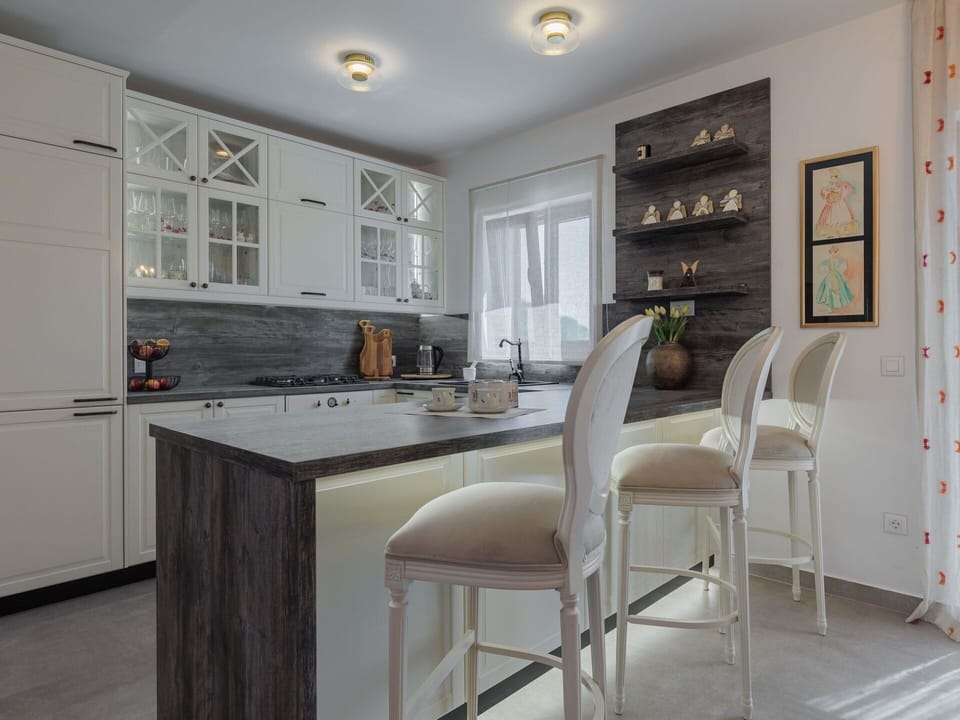 Furniture, Table, Houseplant, Plant, Building, Window, Interior Design, Living Room, Flooring, Floor