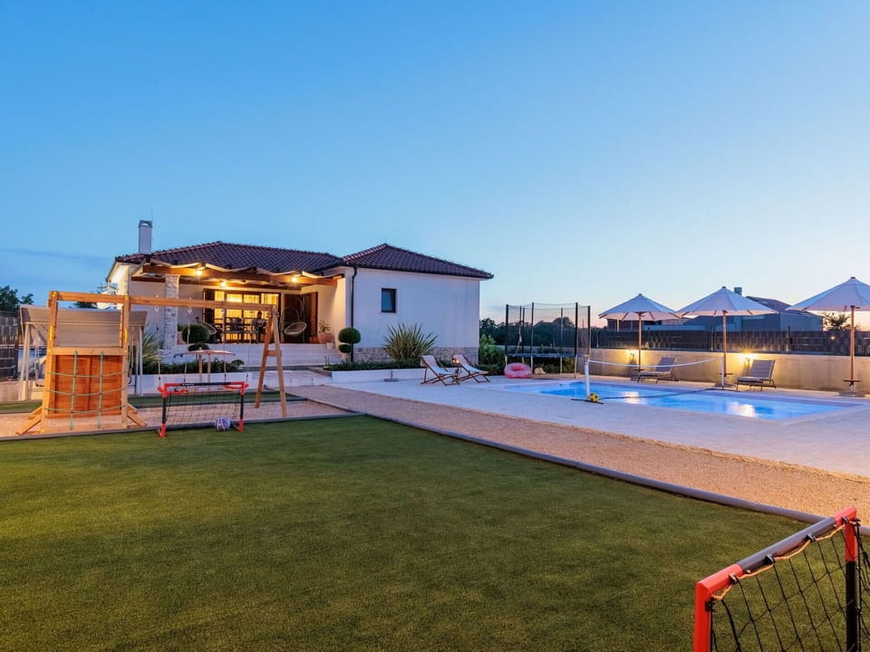 Sky, Mountain, Daytime, Building, Plant, Natural Landscape, House, Vegetation, Highland, Tree