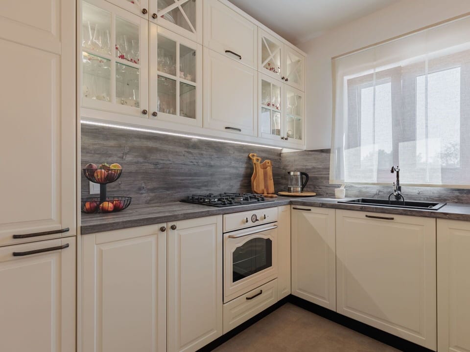 Furniture, Table, Houseplant, Plant, Building, Window, Interior Design, Living Room, Flooring, Floor