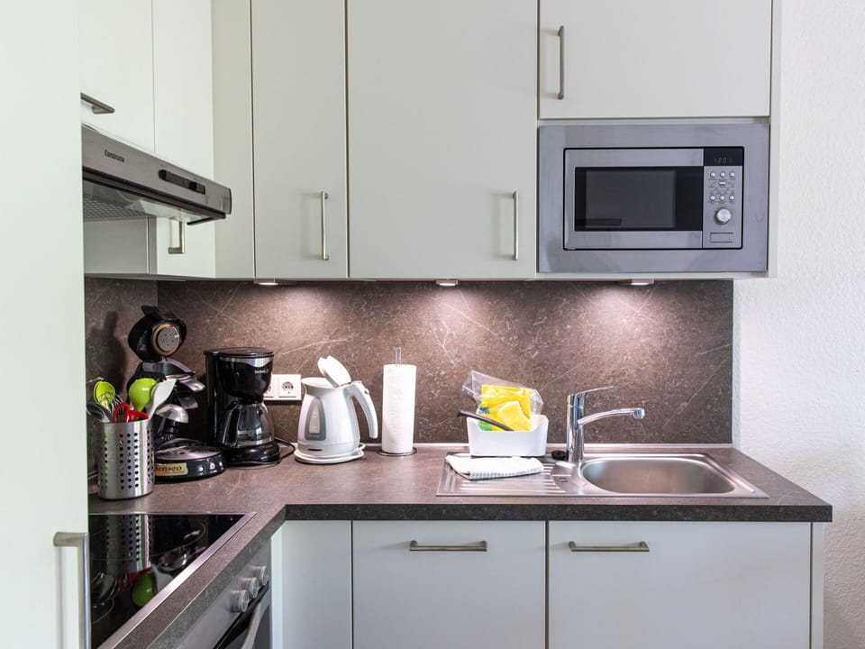 Countertop, Cabinetry, Kitchen Sink, Tap, Property, Sink, Kitchen, Kitchen Stove, Kitchen Appliance, Plumbing Fixture