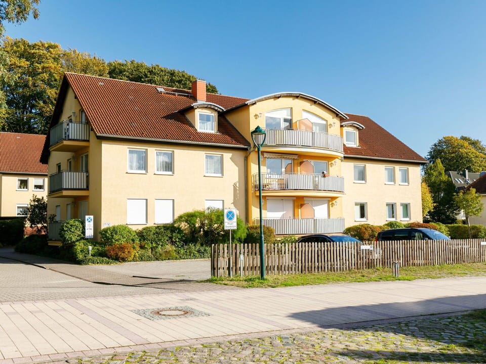 Plant, Sky, Building, Window, Tree, Land Lot, House, Urban Design, Residential Area, Road Surface