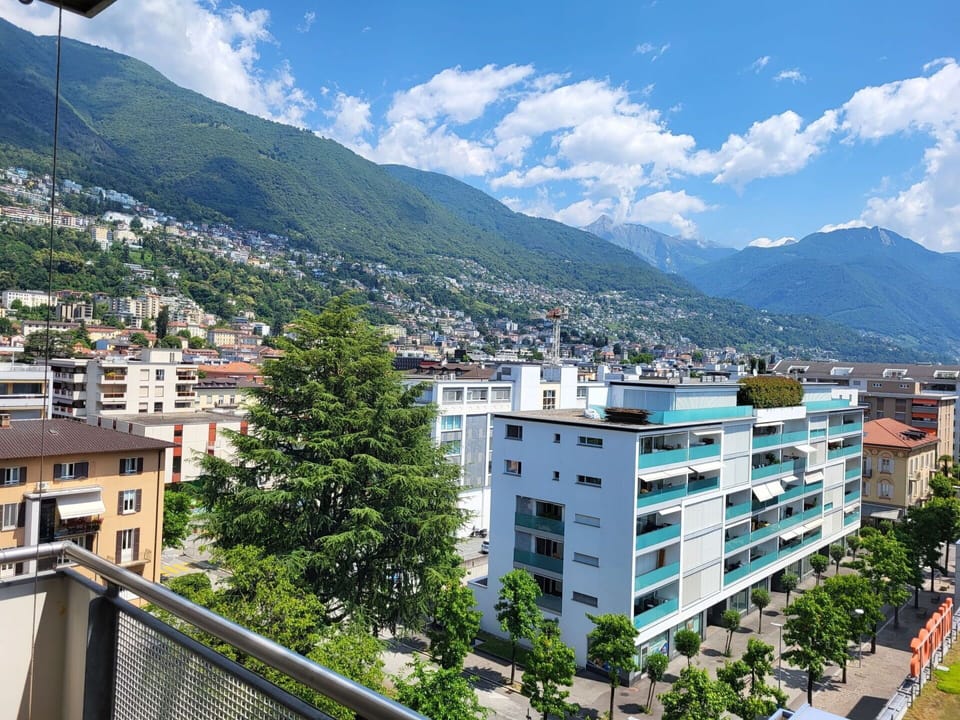 Cloud, Sky, Daytime, Building, Mountain, Azure, Window, Tree, Urban Design, Residential Area