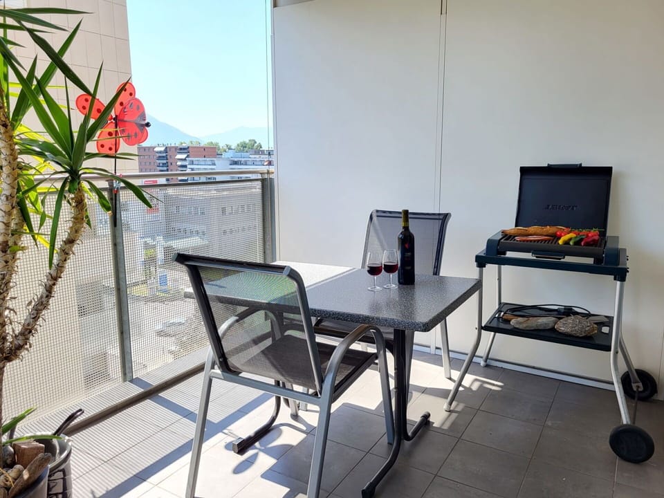 Table, Plant, Building, Architecture, Outdoor Furniture, Wood, Flowerpot, Floor, Chair, Flooring