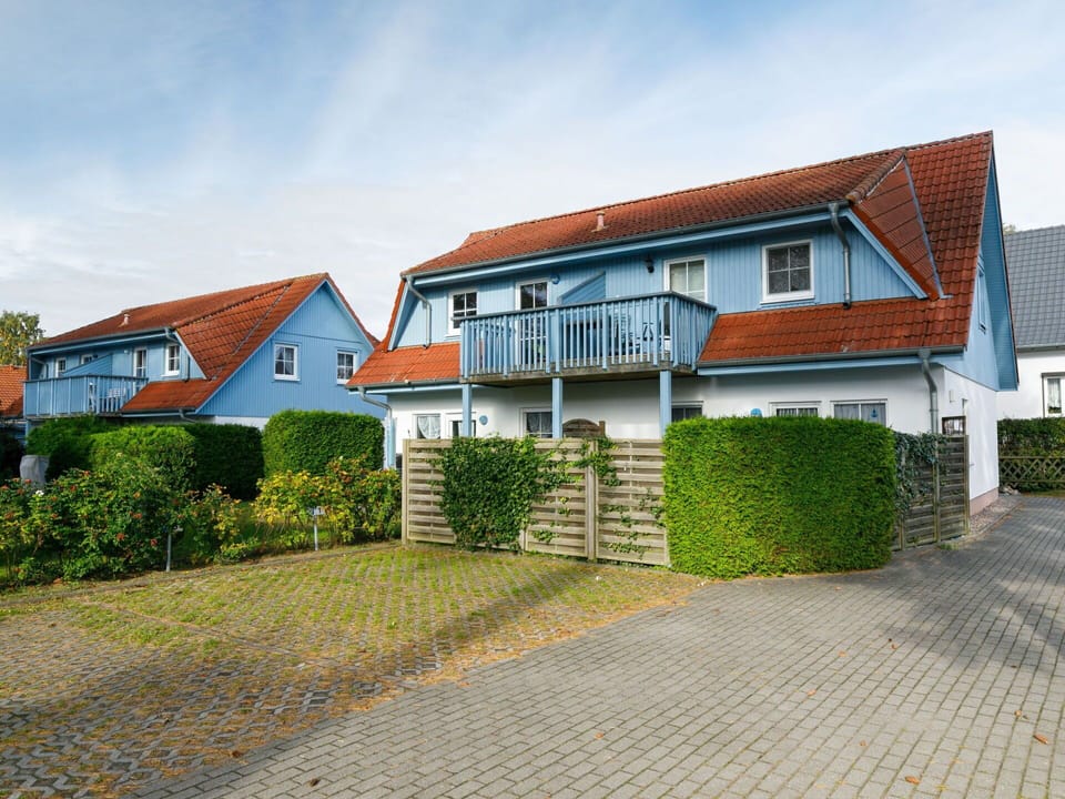 Cloud, Plant, Sky, Property, Building, Window, Land Lot, House, Urban Design, Grass