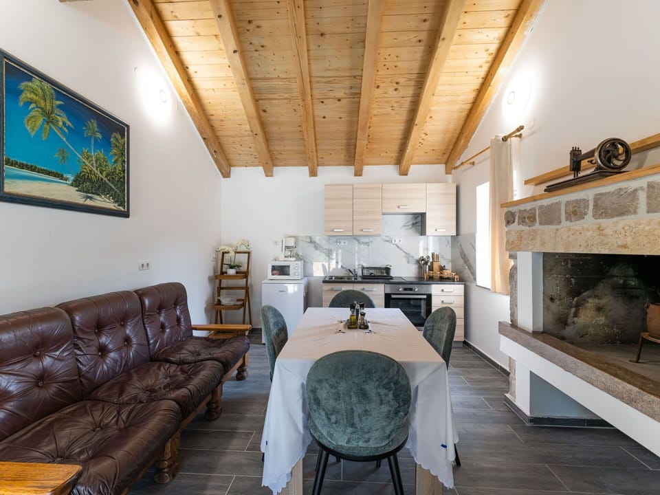 Property, Furniture, Picture Frame, Table, Couch, Wood, Interior Design, Living Room, Floor, Flooring
