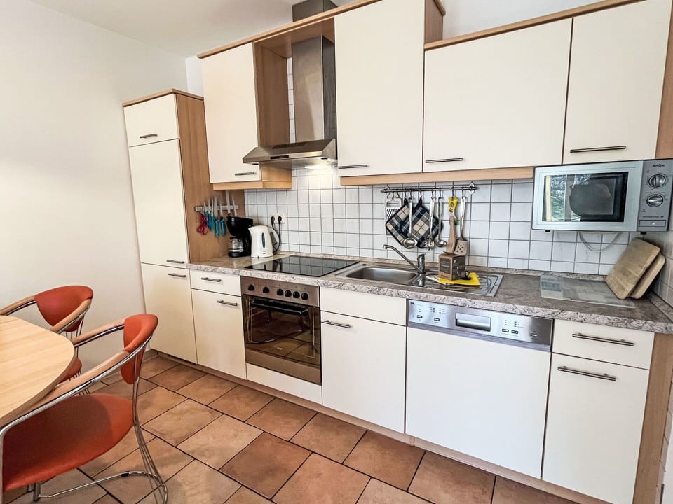 Flooring, Plumbing Fixture, Floor, Interior Design, Bathroom, Toilet, Plumbing, Sink, Bathroom Cabinet, Tap