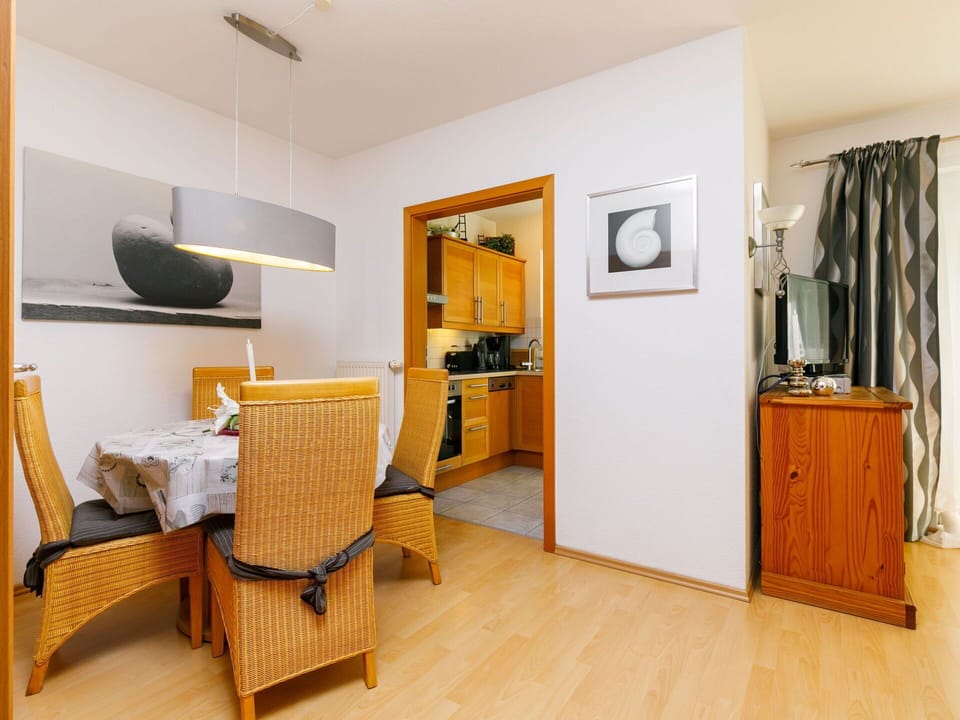 Property, Furniture, Picture Frame, Comfort, Wood, Interior Design, Houseplant, Flooring, Floor, Living Room