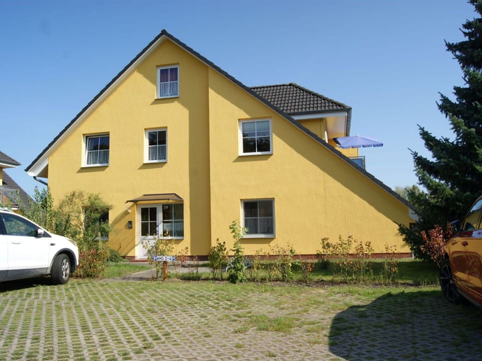 Plant, Sky, Building, Property, Window, Wheel, Car, Vehicle, House