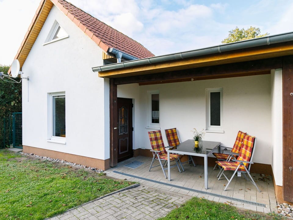 Building, Sky, Property, Plant, Window, Cloud, House, Chair, Land Lot, Wood