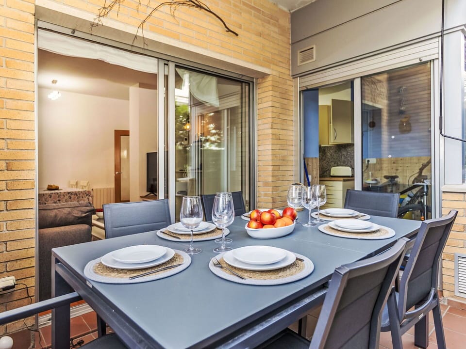 Table, Tableware, Furniture, Property, Dishware, Chair, Wood, Interior Design, Plate, Floor