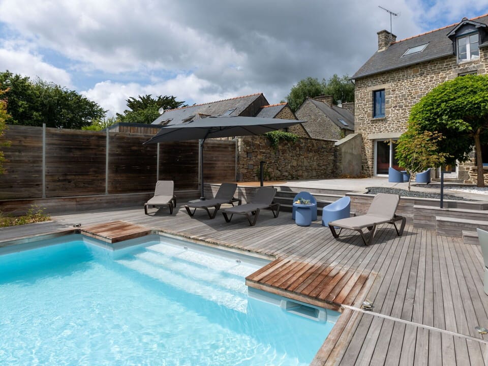 Water, Cloud, Sky, Building, Property, Furniture, Plant, Swimming Pool, Azure, Window
