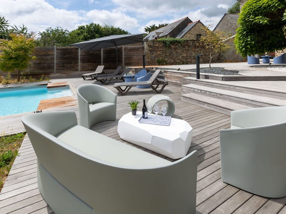 Cloud, Water, Furniture, Property, Sky, Couch, Outdoor Furniture, Table, Interior Design, Comfort