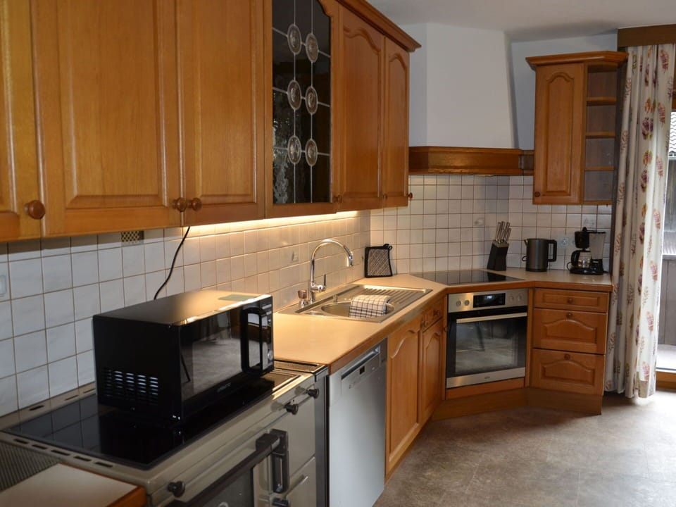 Cabinetry, Countertop, Property, Kitchen Sink, Sink, Kitchen Stove, Wood, Tap, Home Appliance, Kitchen Appliance
