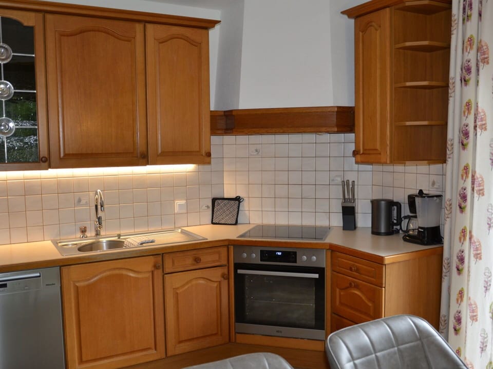 Brown, Cabinetry, Kitchen Sink, Property, Countertop, Sink, Building, Kitchen Appliance, Kitchen, Wood