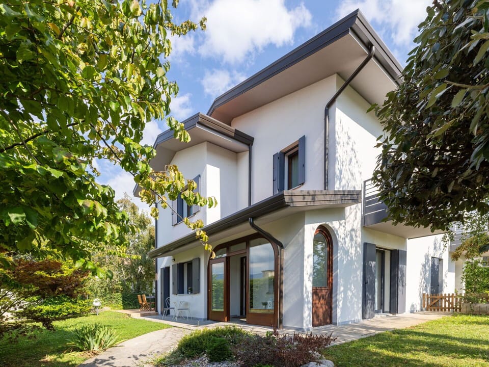 Plant, Sky, Building, Cloud, Window, Tree, House, Architecture, Grass, Residential Area
