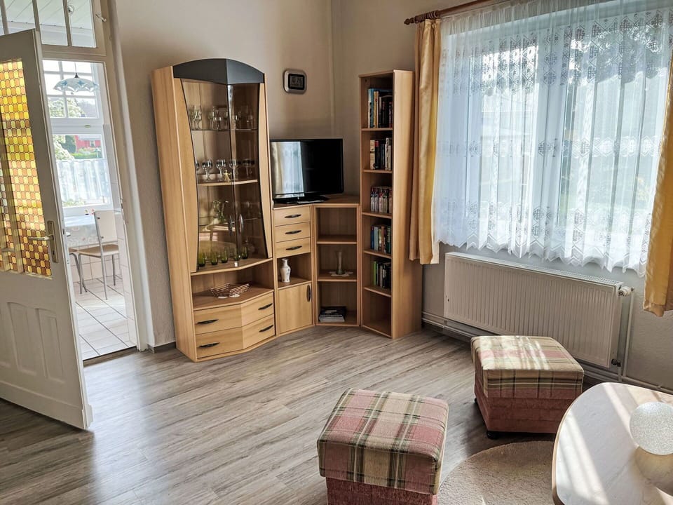 Property, Furniture, Wood, Cabinetry, Interior Design, Architecture, Window, Flooring, Floor, Curtain